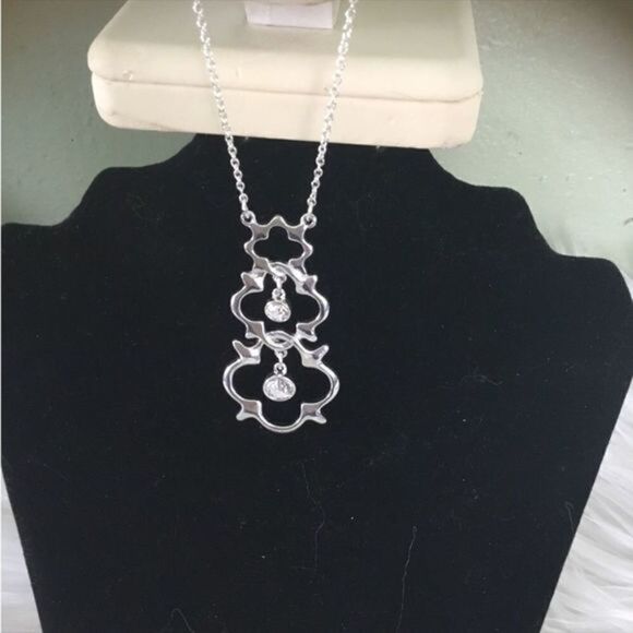 AVON NWT Keystone Long Pendant necklace and earring set Silvertone
New … - Picture 4 of 16
